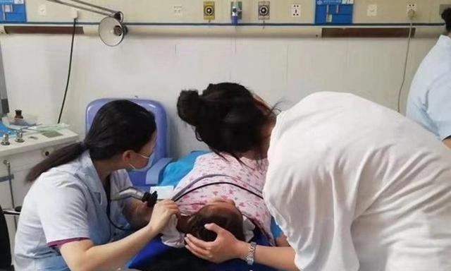 34楼“趴墙走”众人捏把汗 网友：欢迎收看“倒霉熊”暑假系列