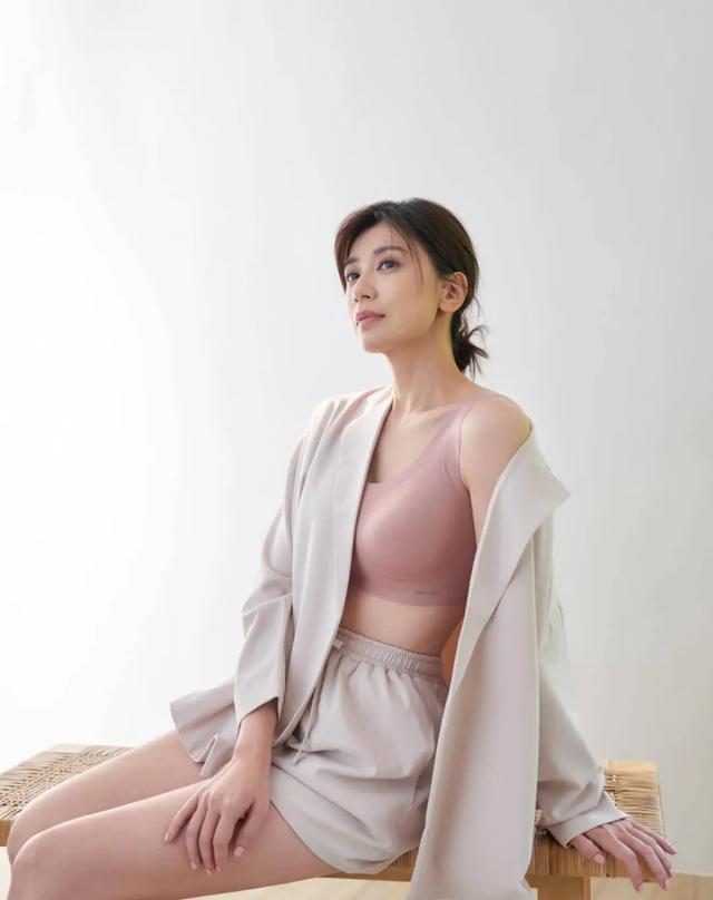 贾静雯靓丽美图大秀事业线!肤白貌美大长腿性感撩人