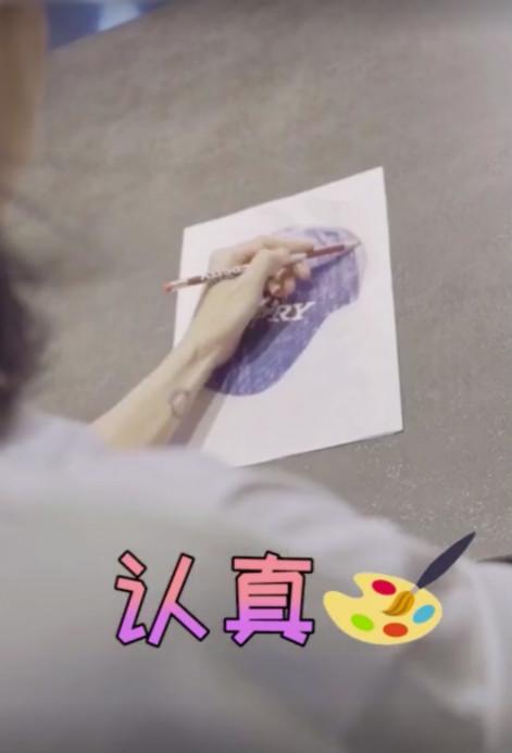 张柏芝晒视频表演魔术,颜值令人折服,手太吓人
