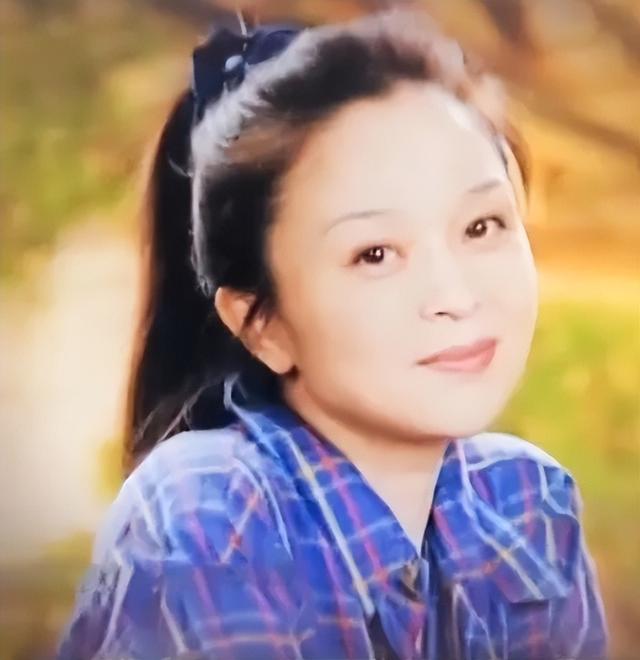 刘莉莉:30多岁相亲嫁圈外人,为家庭放弃事业,如今女儿成她骄傲
