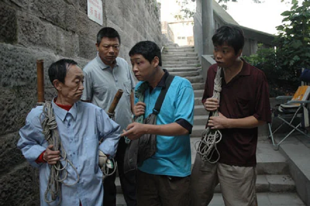 山城棒棒军冉光辉,十年前父子合照爆红网络,如今买房遭质疑?