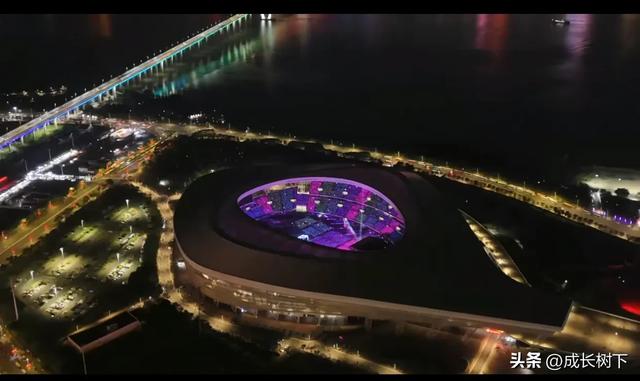 邓紫棋来湛江啦!金鱼嘴飞吻让气氛拉满!观众十秒接吻太浪漫啦!