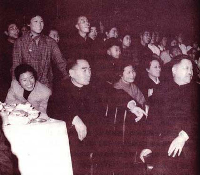 侯宝林用相声逗得毛主席哈哈大笑,主席大赞:侯先生,再来一个
