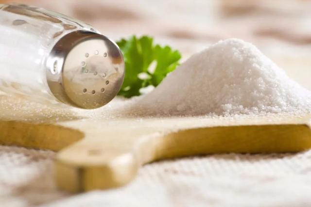 买食用盐,“精盐”和“海盐”该怎么选?加碘盐和无碘盐哪个更好?