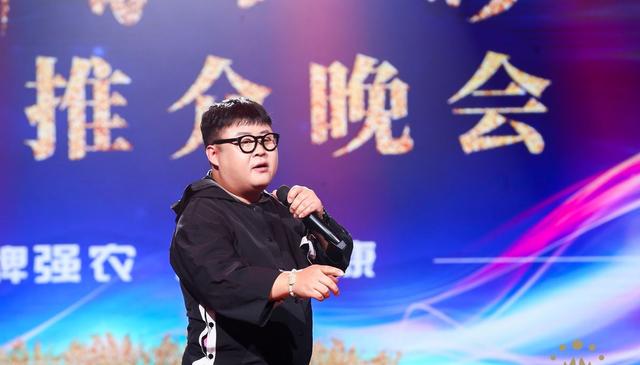 毕福剑近况曝光,身体发福无往日风采,戴帽子口罩难掩沧桑