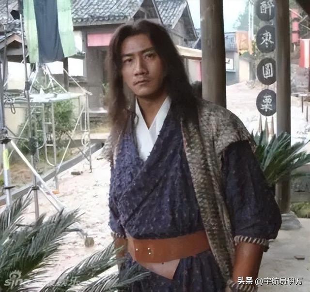 兜来转去,原来胡军的父母是他们夫妻俩!难怪能红遍大江南北