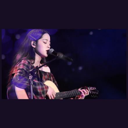 欧阳娜娜拉琴时肩带滑落险走光,她的反应亮了