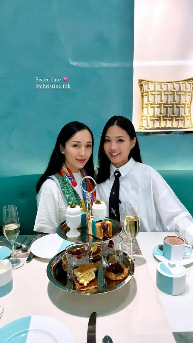 最低调豪门千金获名媛好友庆生，名校毕业创立自家珠宝品牌