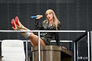 英小乐(英王储威廉带儿女朝圣泰勒丝演唱会 忍不住跟着《Shake It Off》热舞)