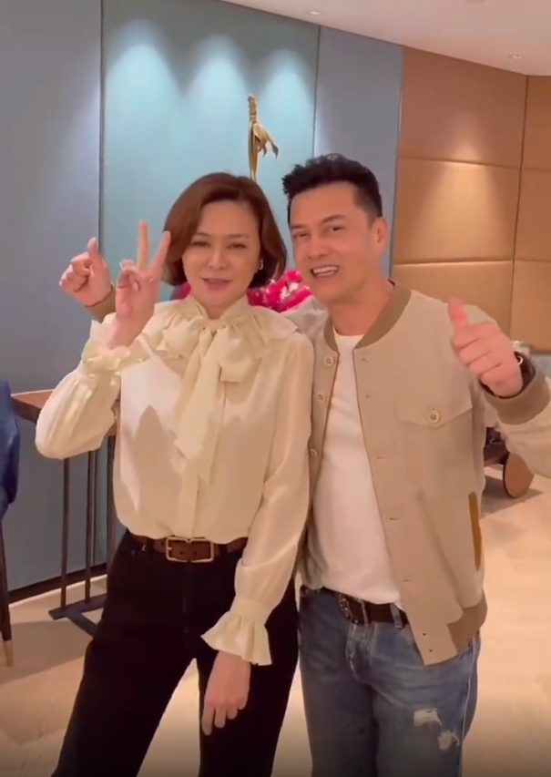 58岁关之琳与吕良伟同框,贴身热舞不似半百老人,不老容颜引回忆