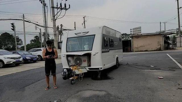 娱圈底层演员现状,陪母街头卖菜,结不起婚,租不起房,治不起病