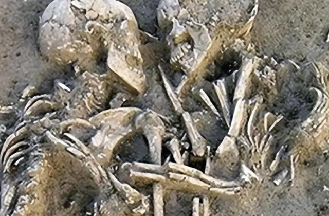 谷仓密恋穿越千年:伊朗情侣拥吻遗迹曝光2800年