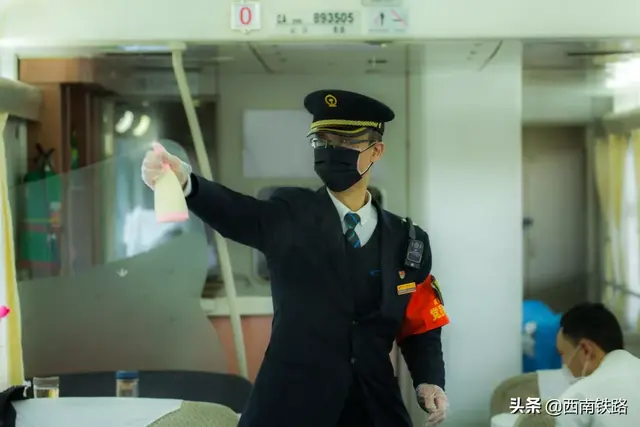 列车长顾雪峰:危难时刻,我不上谁上?