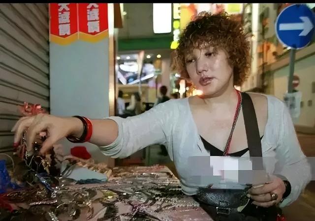 邵氏艳星余莎莉,两婚两离,晚年摆摊为生,父亲是抗日名将余程万