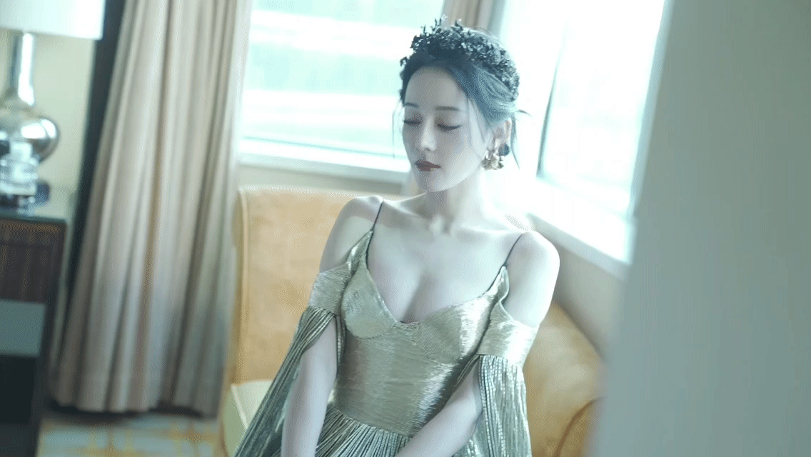 迪丽热巴 翘臀细腰 性感又不失端庄 鎏金神女气质让人倾倒