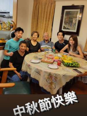 丘倩鸣(钱小豪家人齐聚庆中秋，太太丘倩鸣朴素出镜，俩儿子颜值相差甚远)