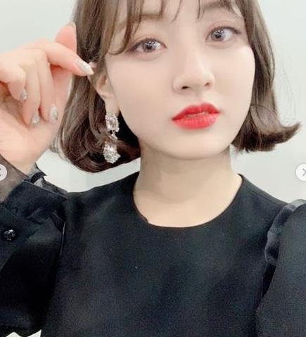 女团TWICE志效回归旧照一比对,发现右下眼角多了两颗痣?
