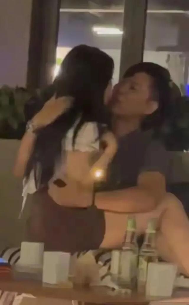 情侣在咖啡店激情热吻,女子骑在男子身上,走光暴露不堪入目!