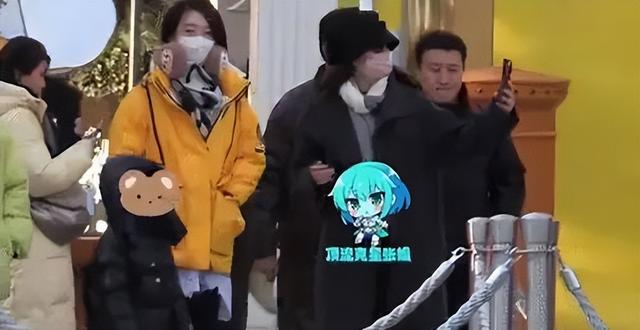 章子怡带儿子去游乐园 抽到奖品兴奋庆祝画面温馨