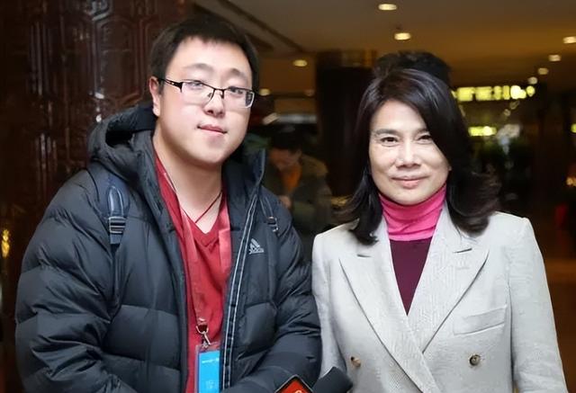 “铁娘子”董明珠:丈夫早逝至今单身,她也有普通妈妈的烦恼