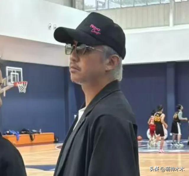 45岁邓超看儿子打球被偶遇,胡子花白显沧桑,知情人曝白发原因