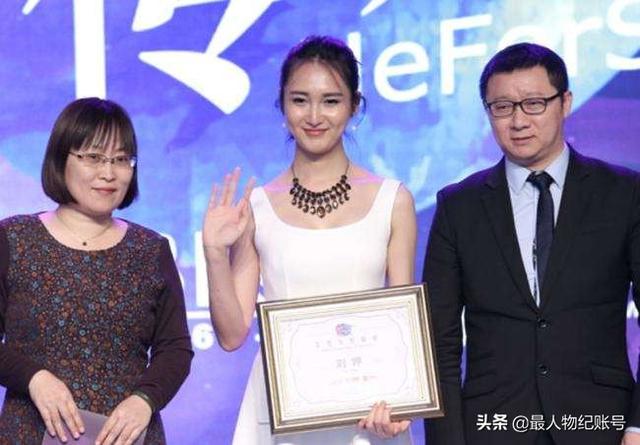 17年前,背母上大学的刘霆,后来变性成为女人,如今怎么样了?