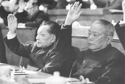 97年邓小平病逝,临终前和孩子们开玩笑:把我骨灰埋咱家苹果树下