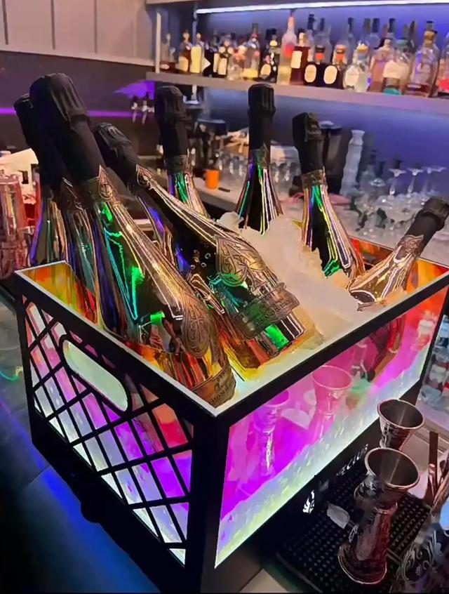 王思聪深夜现身英国 KTV,酒保晒照,20 瓶黑桃 A 超吸睛