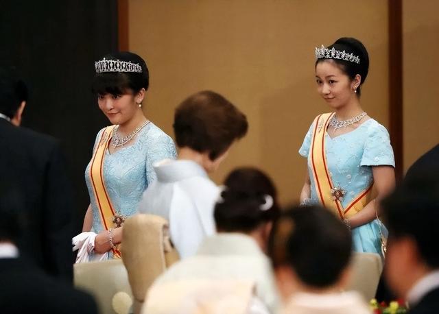 日本皇室姐妹花:佳子公主漂亮30岁未嫁,爱子公主无缘皇位反被困