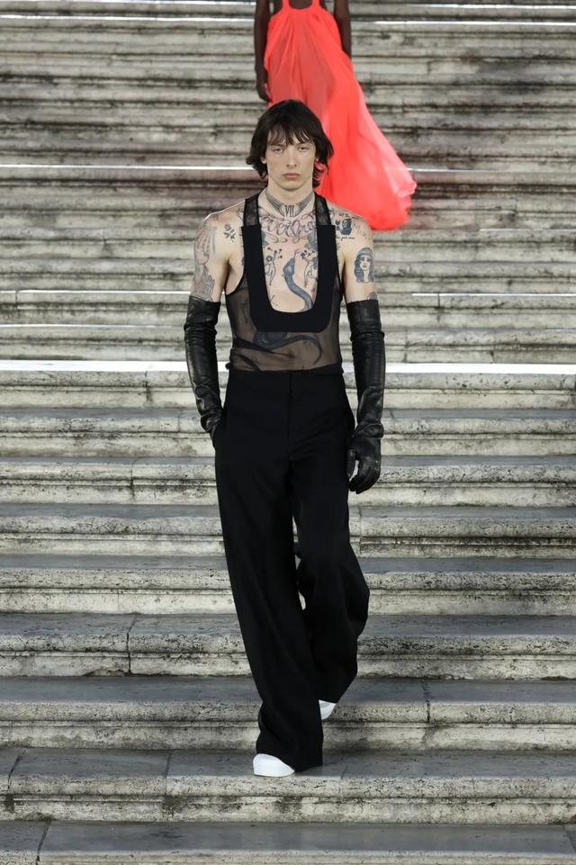 非主流男模登上 VALENTINO 时尚秀场,终于获得了主流的认可