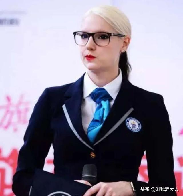 章子怡前男友火了!洋媳妇北大博士肤白貌美,混血龙凤胎实在太萌