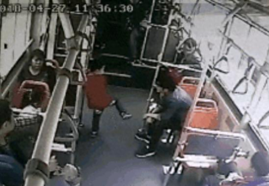 小男孩在公交上公开挑衅男子,结局令人感叹:父母的宠爱终酿恶果