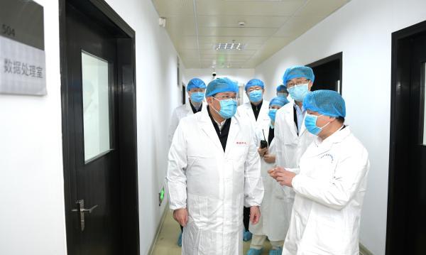 疫情防控已到紧要当口,李强要求担起非常之责筑牢铜墙铁壁