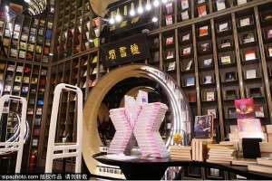 钟书阁在哪里(首届北京网红打卡地展播：钟书阁（西单老佛爷店）)