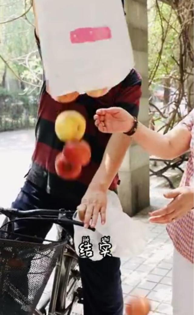 毕福剑近况曝光,身体发福无往日风采,戴帽子口罩难掩沧桑