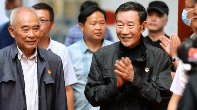 杨善洲的扮演者李雪健老师和党代表一同观看电影《杨善洲》