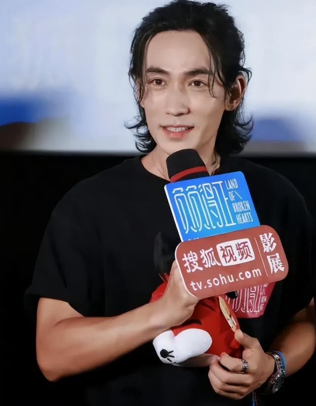 广州这晚,被“发胖”的朱一龙惊艳,整个人面相变了,帅而不自知