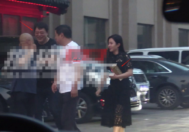 高亚麟携娇妻罕现身,体态饱满肚大如箩,与妻结婚12年不离不弃