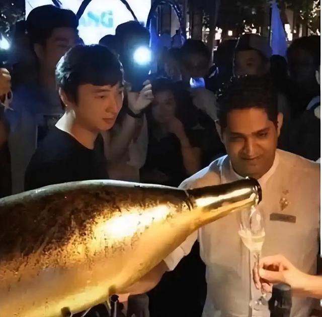 王思聪深夜现身英国 KTV,酒保晒照,20 瓶黑桃 A 超吸睛