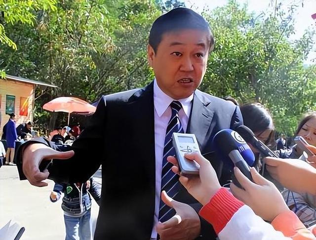 00年,岳阳书记离任时,却猛然发现自己连市委大门都走不出,为何
