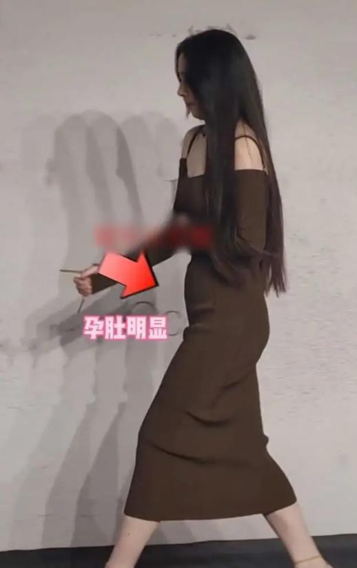 37岁郭碧婷出席活动,穿紧身裙频繁用手遮挡微凸小腹,疑怀二胎