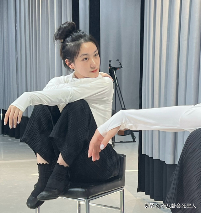 昙花一现的明星家属,靠姐姐出道,自己却没真本事,只能被淘汰