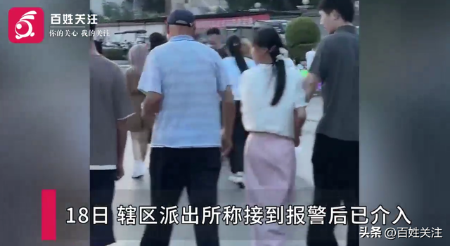 河南一老头当街揩油多名女子臀部
