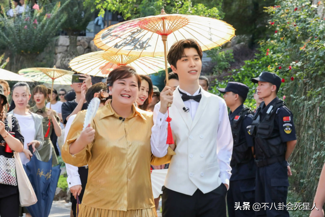昙花一现的明星家属,靠姐姐出道,自己却没真本事,只能被淘汰
