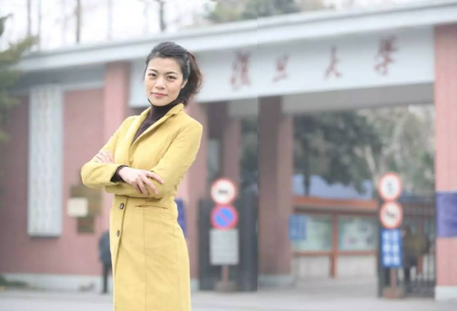 复旦美女教授陈果,从受人敬仰到跌落神坛,两字之错能被原谅吗?