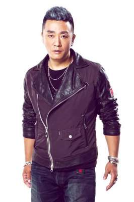 含笑歌手(还记得唱《飞天》的含笑吗，事发后妻子对他不离不弃)