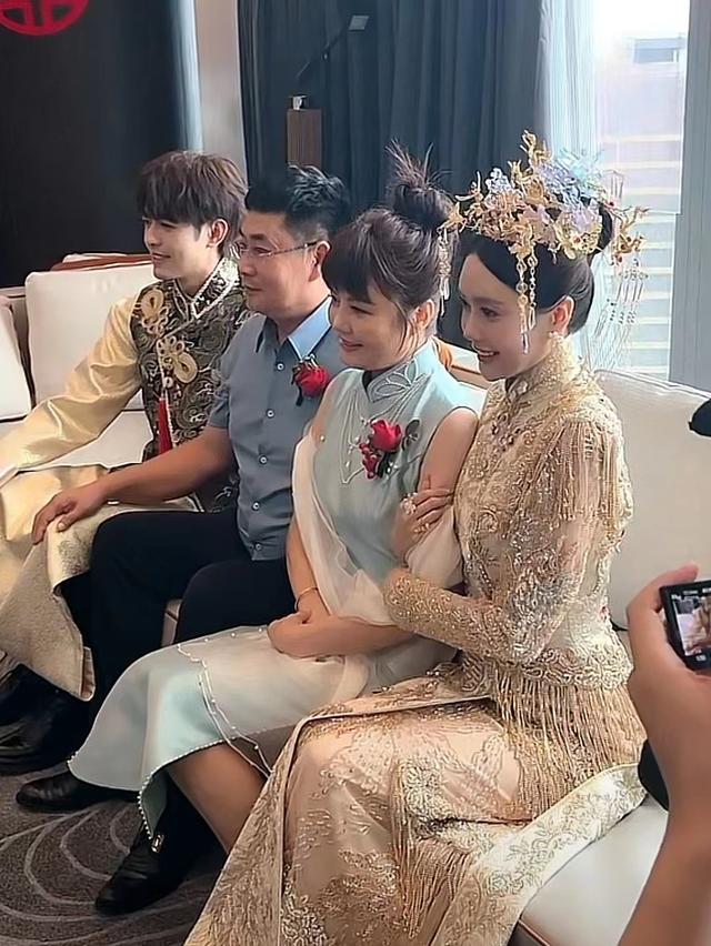 网红情侣志扬越心结婚!婚礼温馨精致排场大,相恋6年颜值很般配