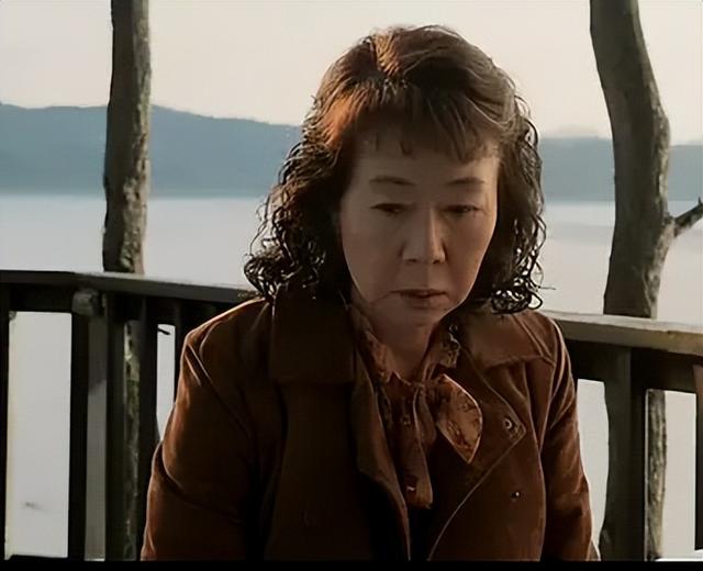 韩国《酒神小姐》:65岁老妇做站街女,撕开老年人的情欲与痛苦