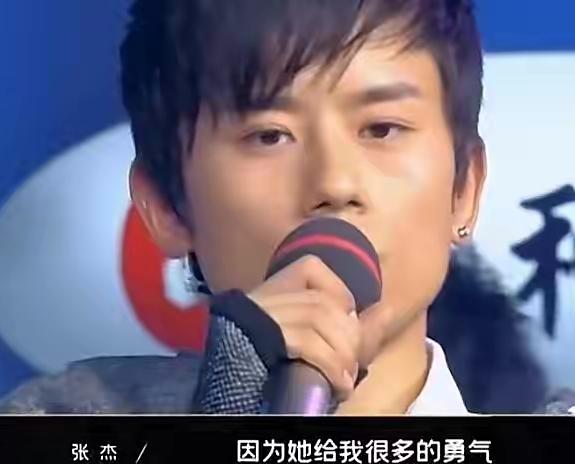 张杰紧抱谢娜庆生,曾被问和谢娜在一起的目的他袒露真言,如今一家五口好幸福