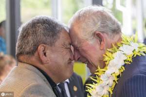 碰鼻礼(这图要火查尔斯王储夫妇访新西兰毛利人社区 入乡随俗行碰鼻礼)